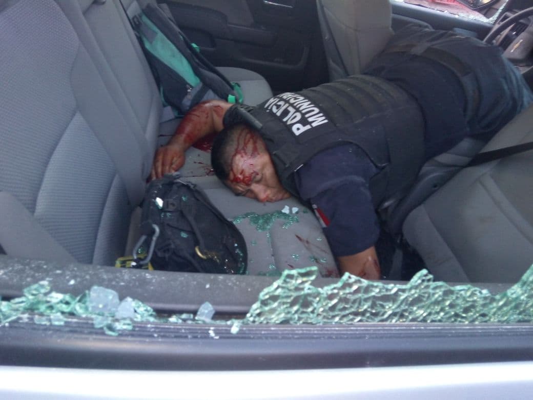 Rafaguean a dos policías en Cancún; uno resulta herido