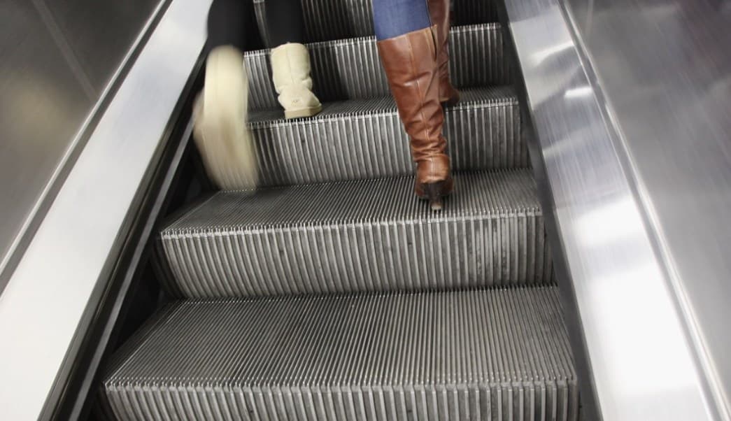 Video: Mujer queda atrapada en escalera eléctrica y pierde la pierna