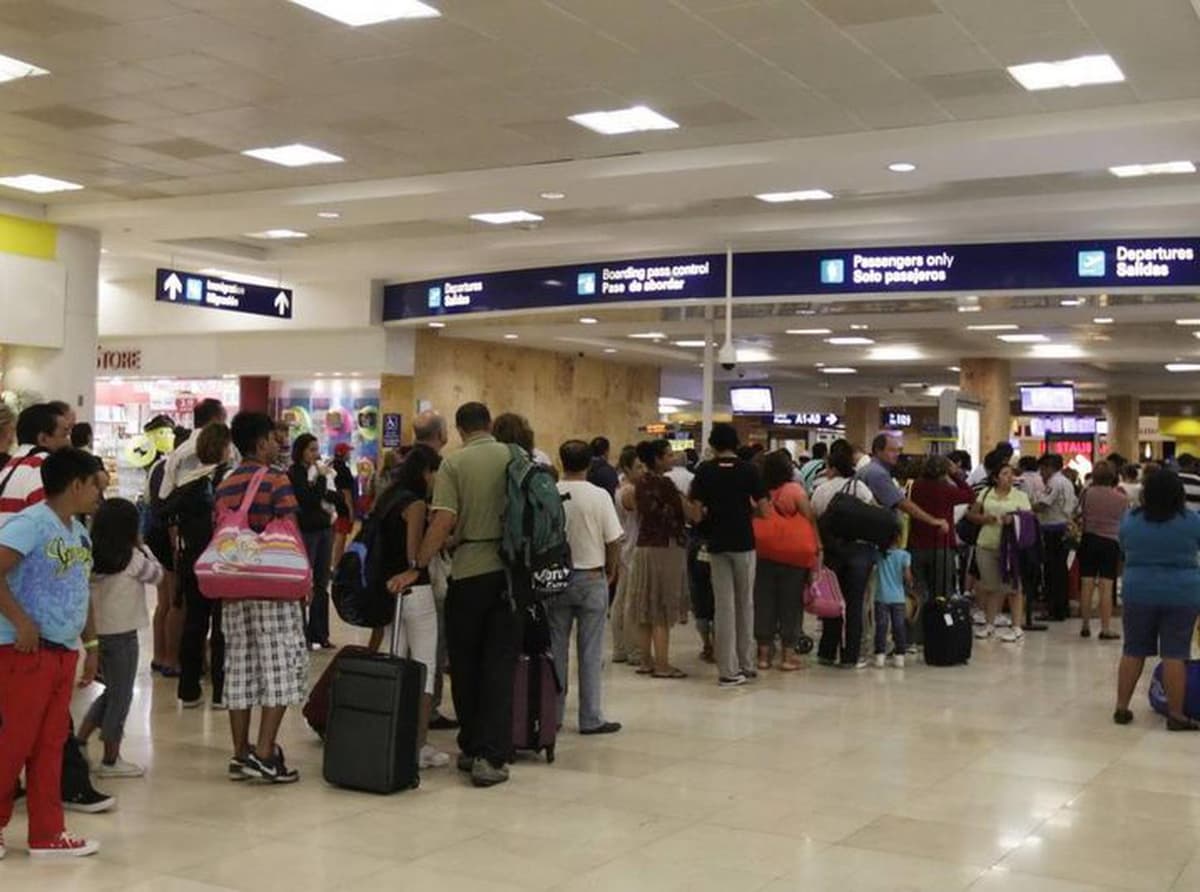 Por lluvia, se desvían 11 vuelos; Aeropuerto de Cancún no cerró