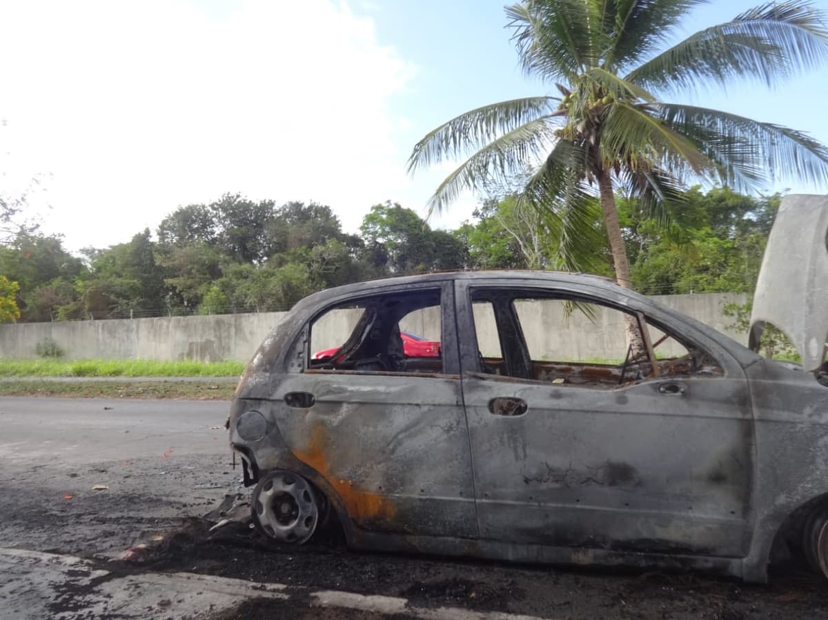 ¡Sigue la quemadera de coches en Chetumal!