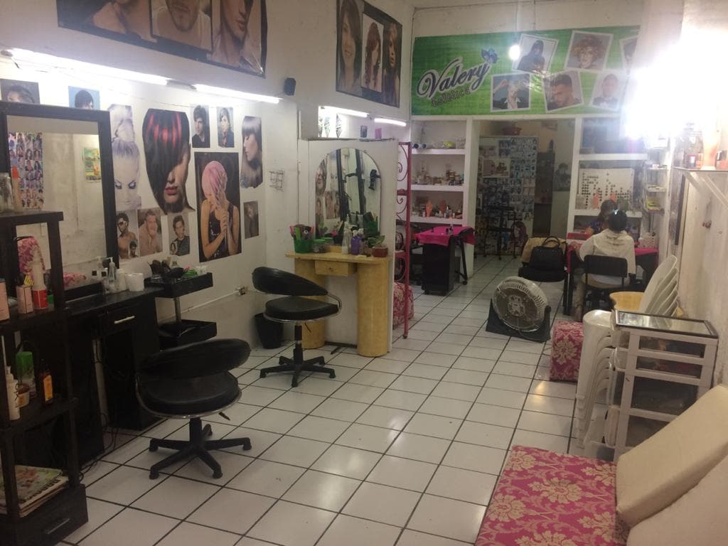 Para muchos, el salón de belleza es servicio esencial