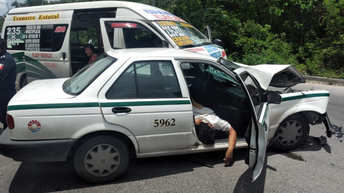 Muere taxista al estrellarse con combi en Cancún; hay tres lesionados