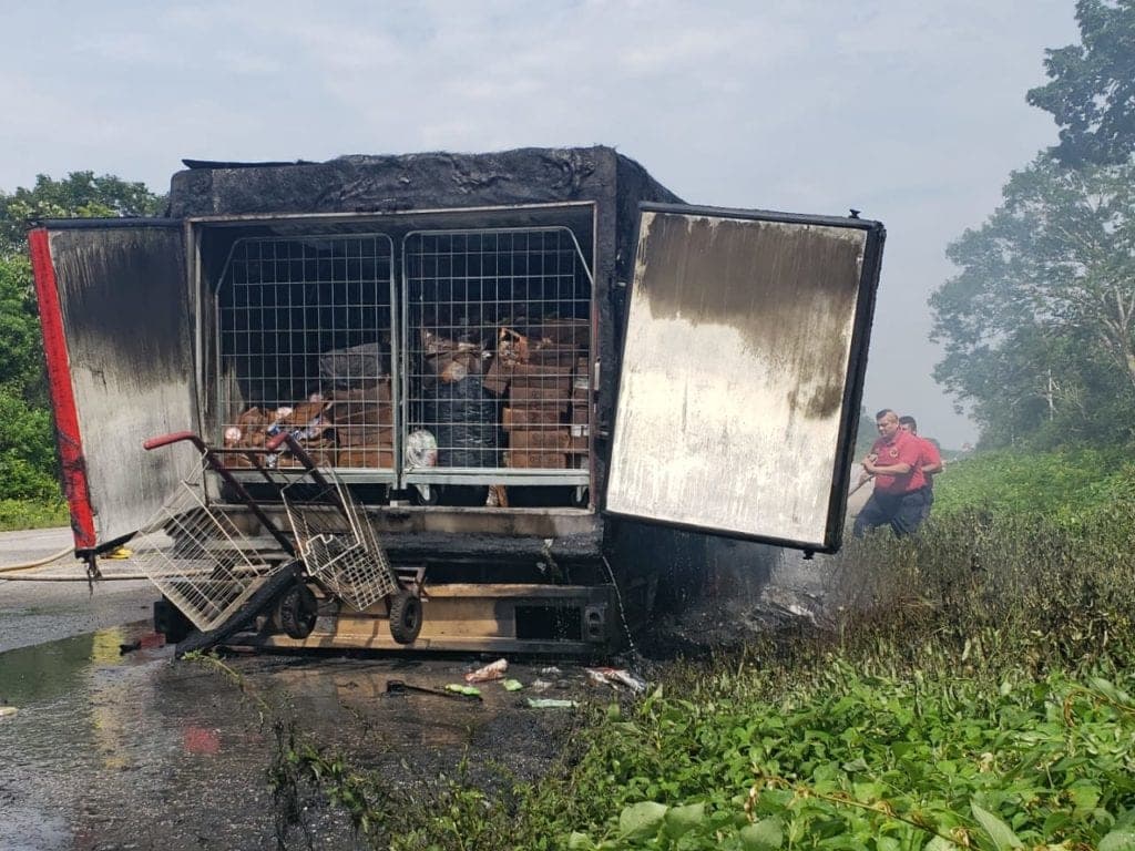 Asaltantes incendian camión tras robarse 100 mil pesos, en Felipe Carrillo Puerto