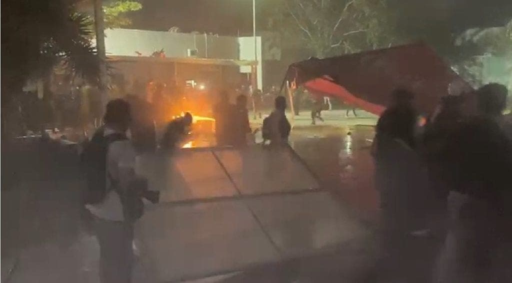 Revientan hombres ‘anarcos’ manifestación feminista y queman oficinas de Tránsito en Cancún