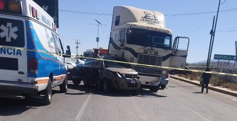 Tractocamión evade filtro Covid; atropella y mata a una regidora en Edomex