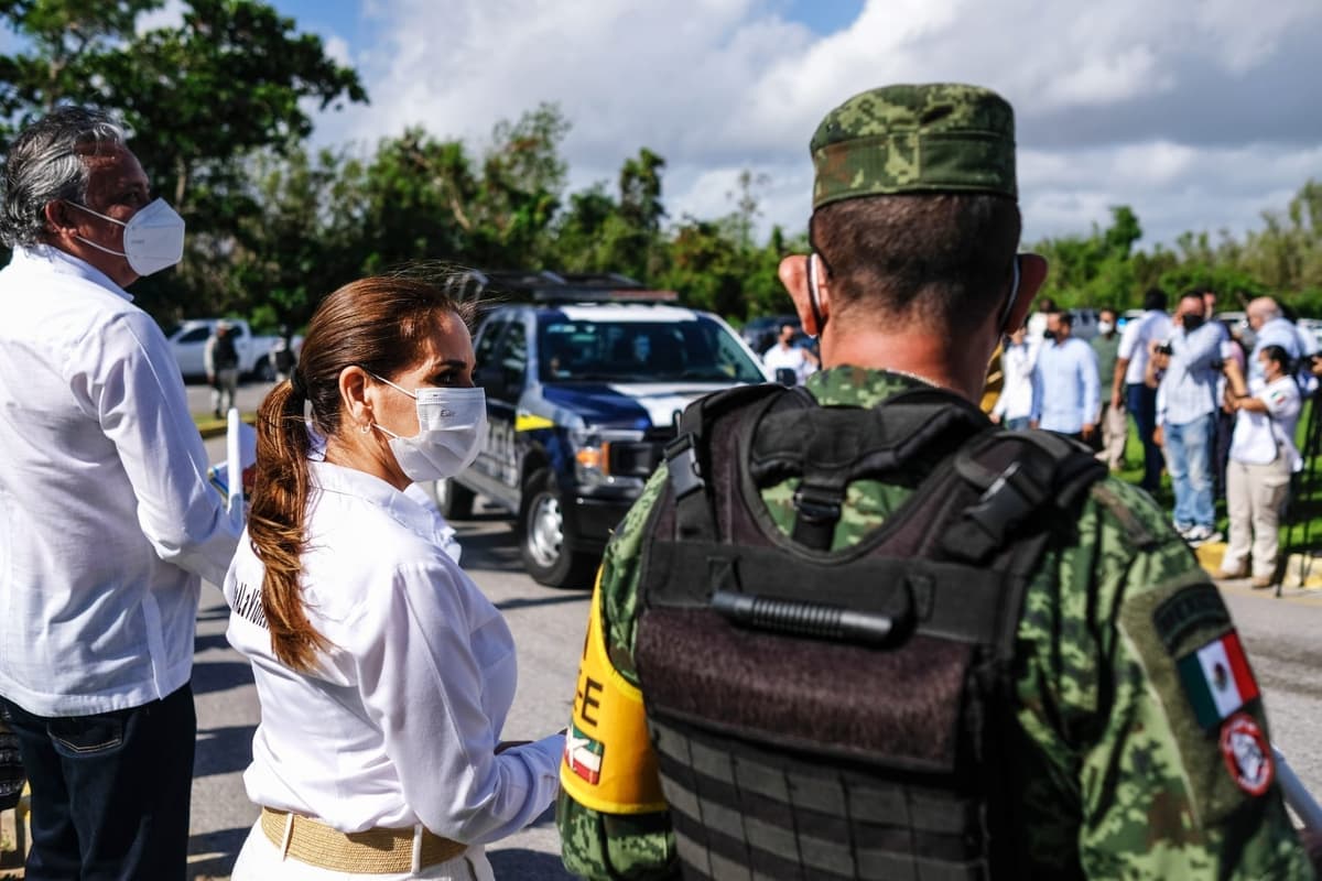 Entregan libros en comunidades rurales de Puerto Morelos para fortalecer educación