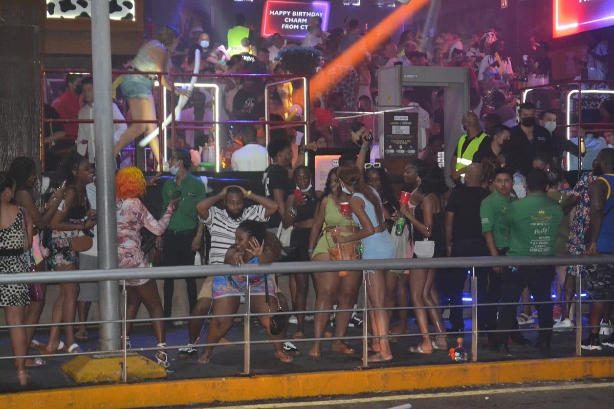 FOTOS: Viven la vida loca en antros de Cancún, pese al aumento de contagios de Covid-19