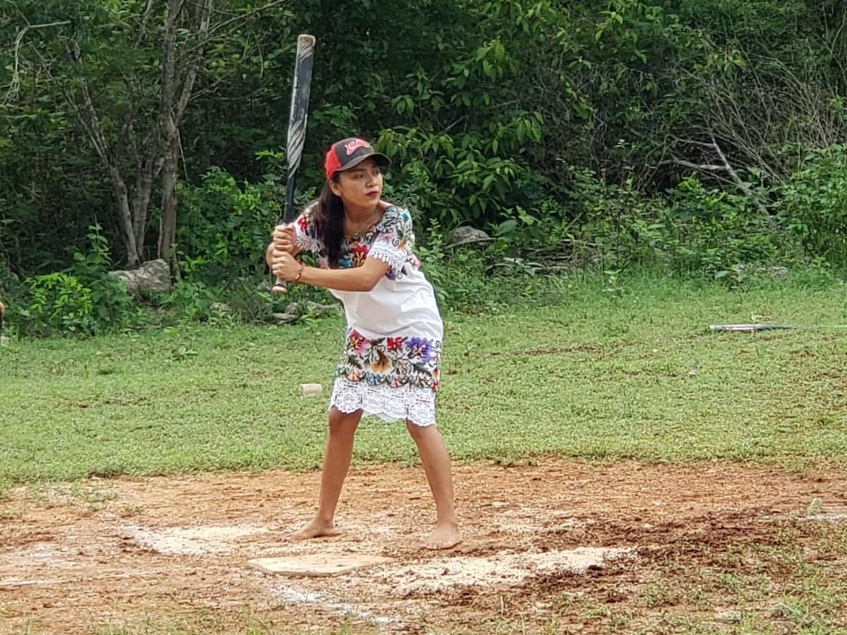 Las Diablitas de Hondzonot no tiran su uniforme: lo bordan y usan con orgullo