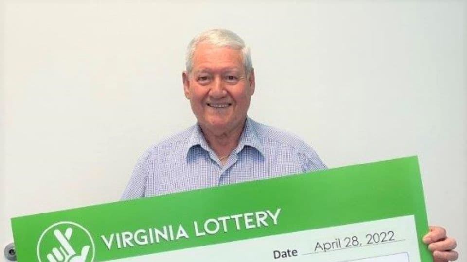 Mesero de 82 años gana la lotería, cobra el cheque y regresa a trabajar