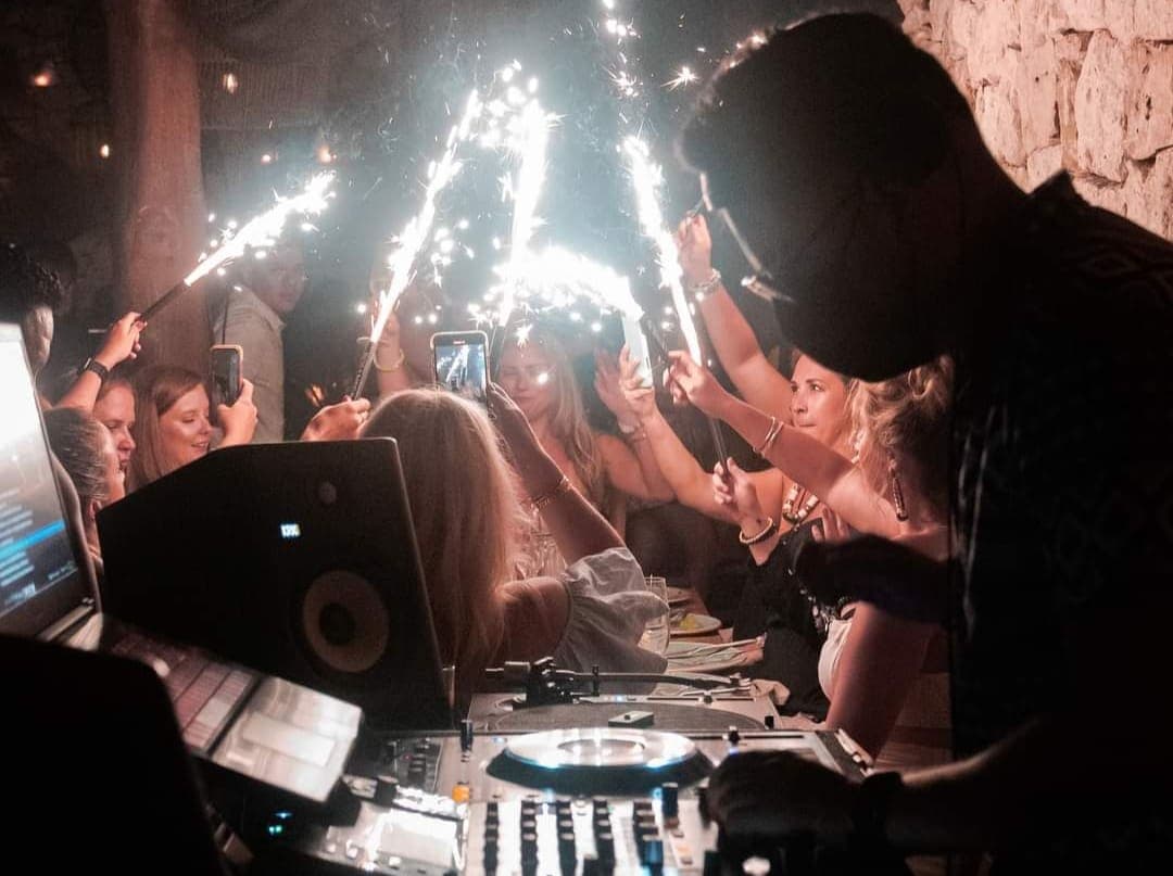 Trabaja en RosaNegra: 25 mil pesos de sueldo con seguro de gastos menores por las ejecuciones