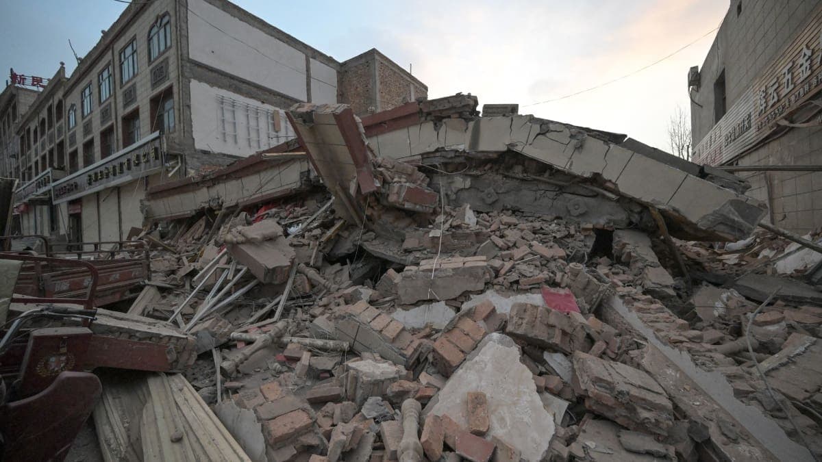 Sube al menos a 127 el número de muertos tras sismo en China