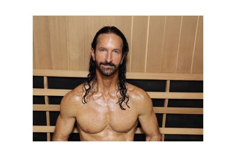 Abuelito de 61 años sorprende con aspecto de 38 gracias a su cuerpo tonificado