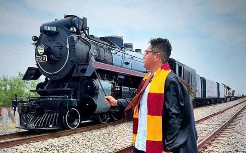 Joven aprovecha paso de la locomotora 'La Emperatriz' por México y recrea fotos al estilo Harry Potter