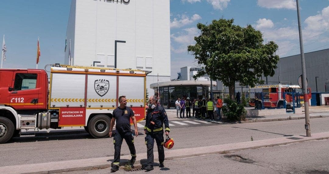 Incendio en farmacéutica deja cuatro personas heridas en España; tres son bomberos