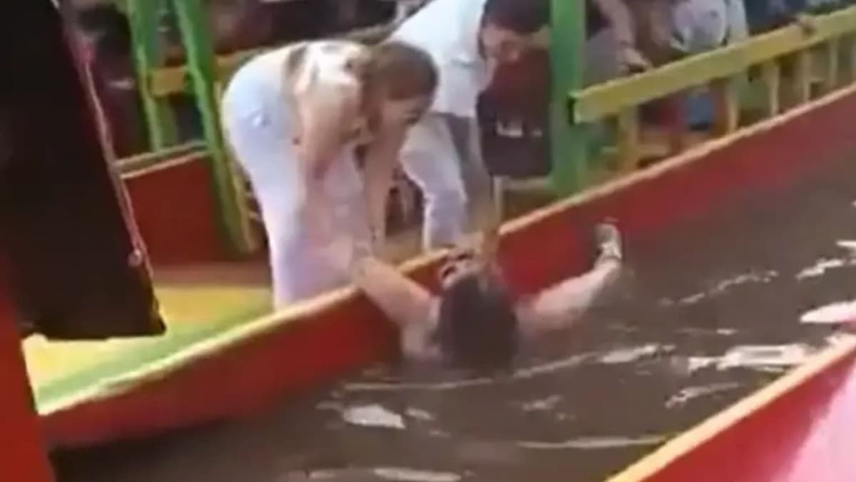 Video: Turista extranjera casi se ahoga al caer de una trajinera en Xochimilco, CDMX