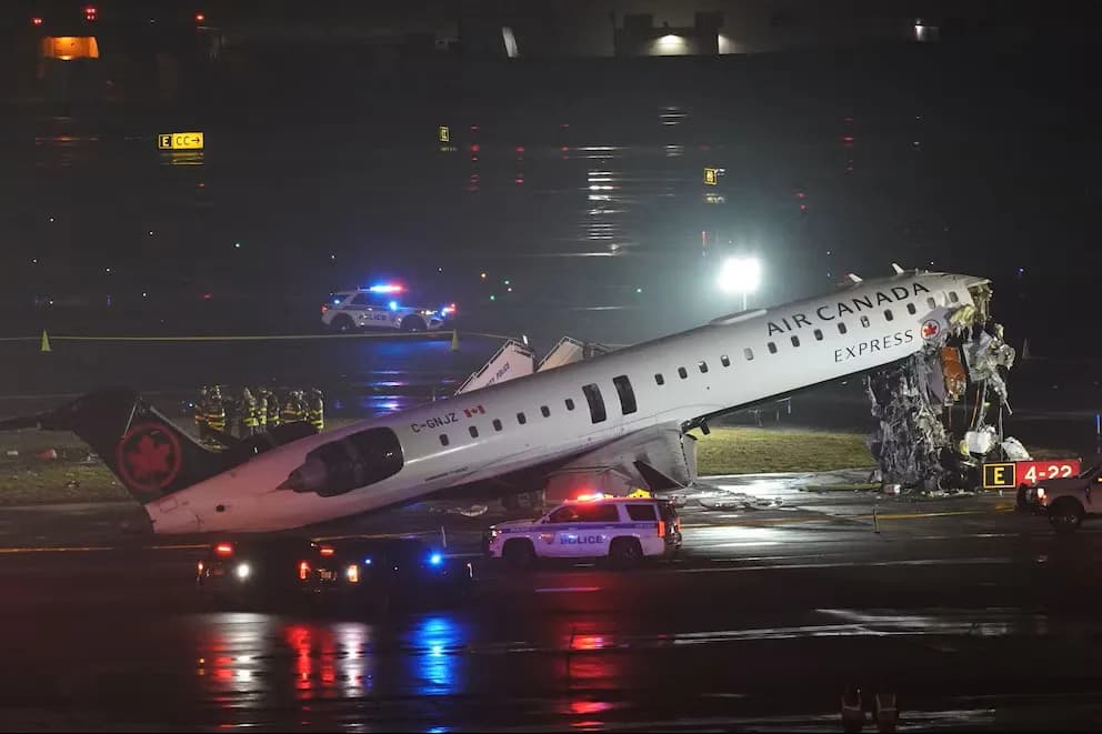 Video: Choque de avión de Air Canada contra camión de bomberos deja dos muertos en un aeropuerto de Nueva York