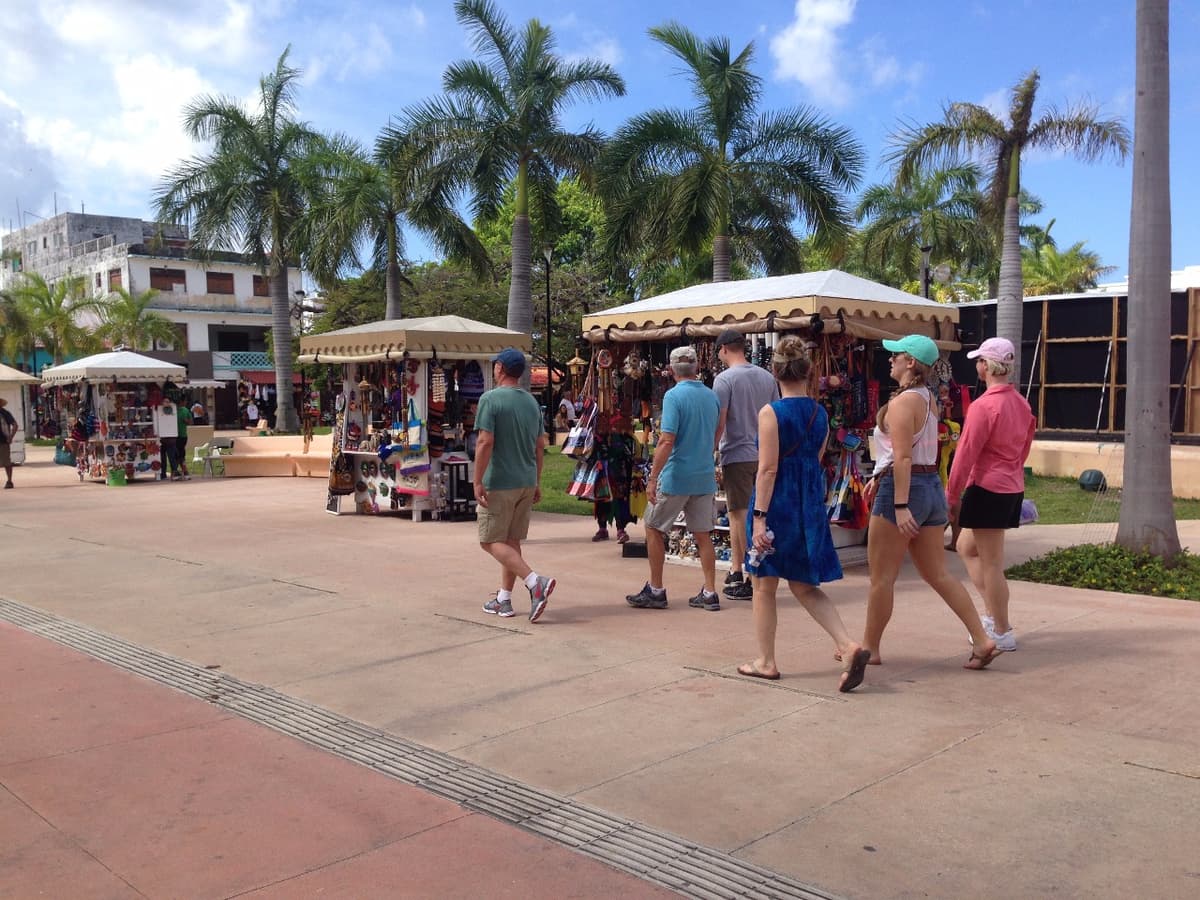 Ayuntamiento de Cozumel, le pone "el pie" a sus propios artesanos