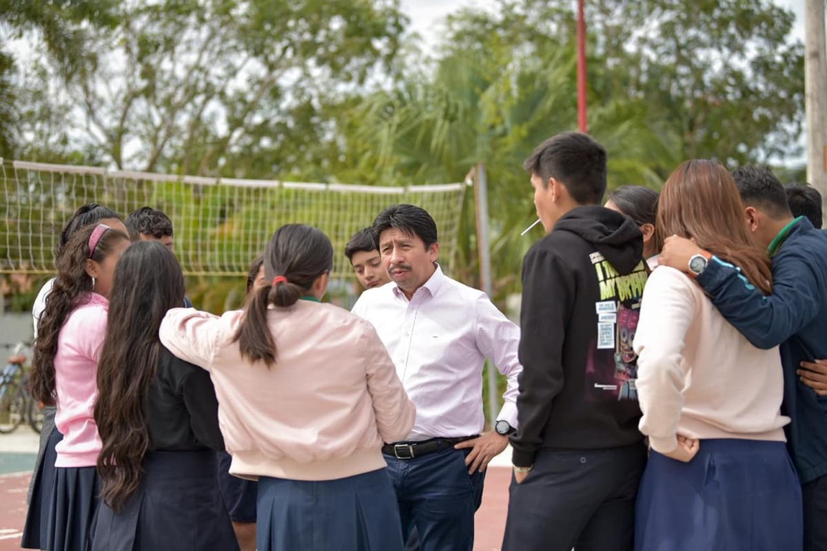 Víctor Mas Tah atiende necesidades de estudiantes del CECYTE Tulum