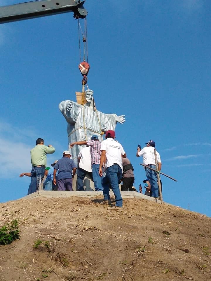 Sin permisos del INAH ponen Cristo gigante en pirámide prehispánica en Veracruz