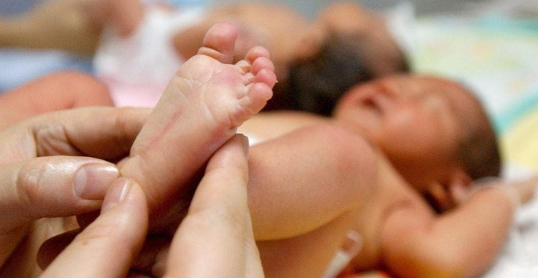 Encuentran nueva mutación del Covid-19 en un recién nacido en Suecia