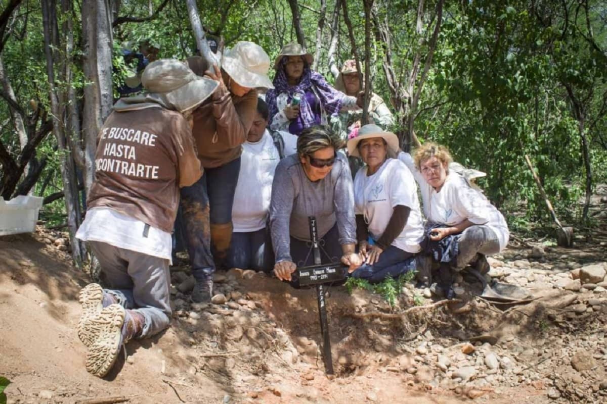 Cuando descubrir un cadáver es hallar un tesoro: poeta retrata a Las Rastreadoras del Fuerte