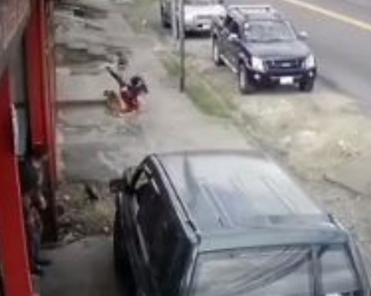 VIDEO: ¡Otra vez! Captan a firulais atropellando a otra persona que caminaba por la calle