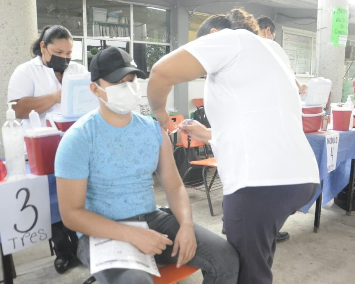 Madres tabasqueñas llevan a sus hijos millennials a vacunarse e incluso hacen la fila por ellos