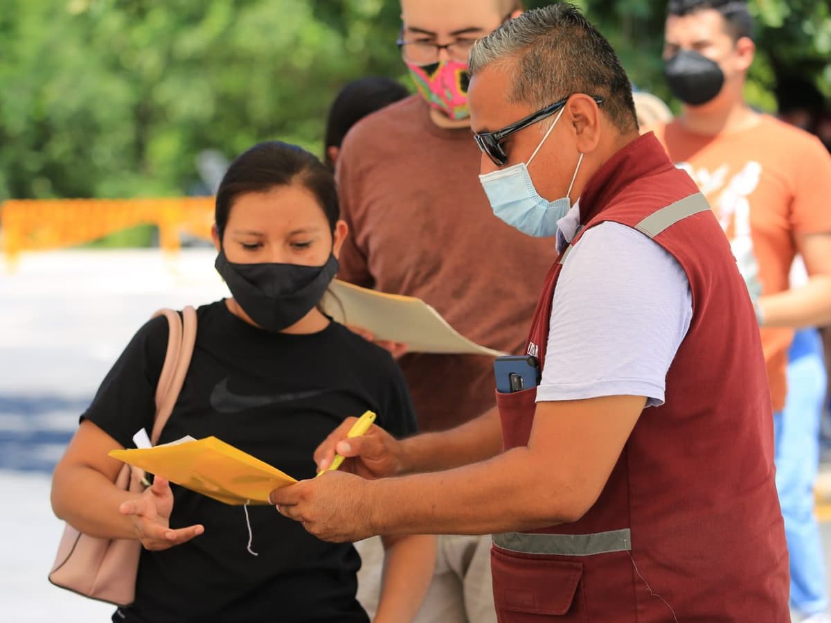 Gobierno de Solidaridad colabora en la vacunación a jóvenes de 18 a 29 años de edad
