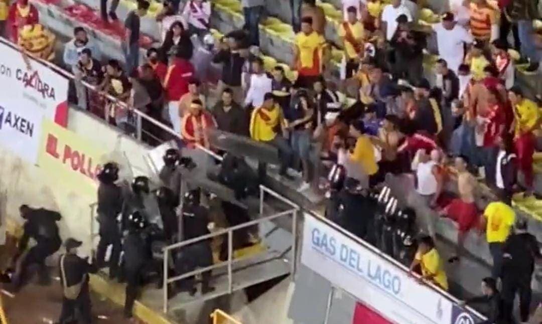 Video: Aficionados de Morelia se enfrentan con policías durante juego