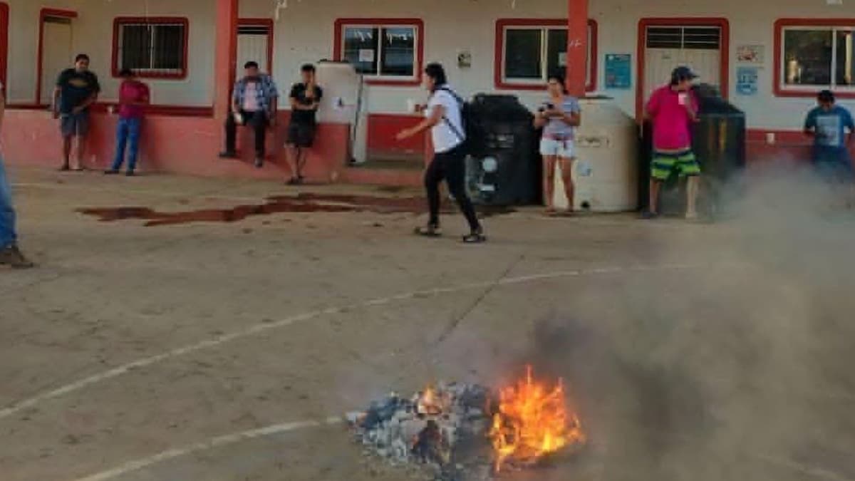 VIDEO: Queman casillas en Oaxaca por falta de apoyos ante huracán Agatha