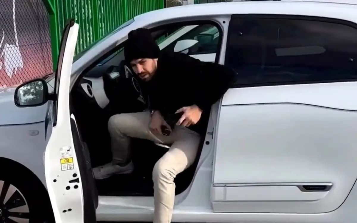 VIDEO: Piqué conduce un Twingo como respuesta a Shakira