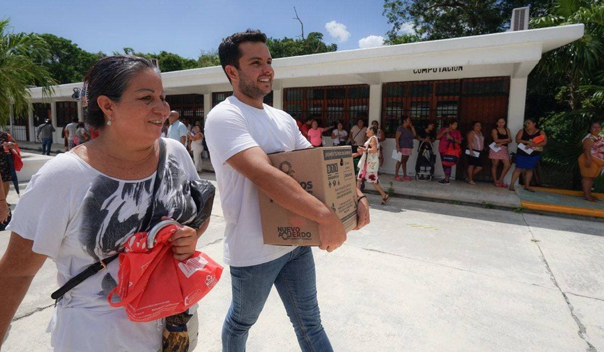 Destacan cancunenses atención de Pablo Bustamante en la entrega de "Comemos Tod@s"