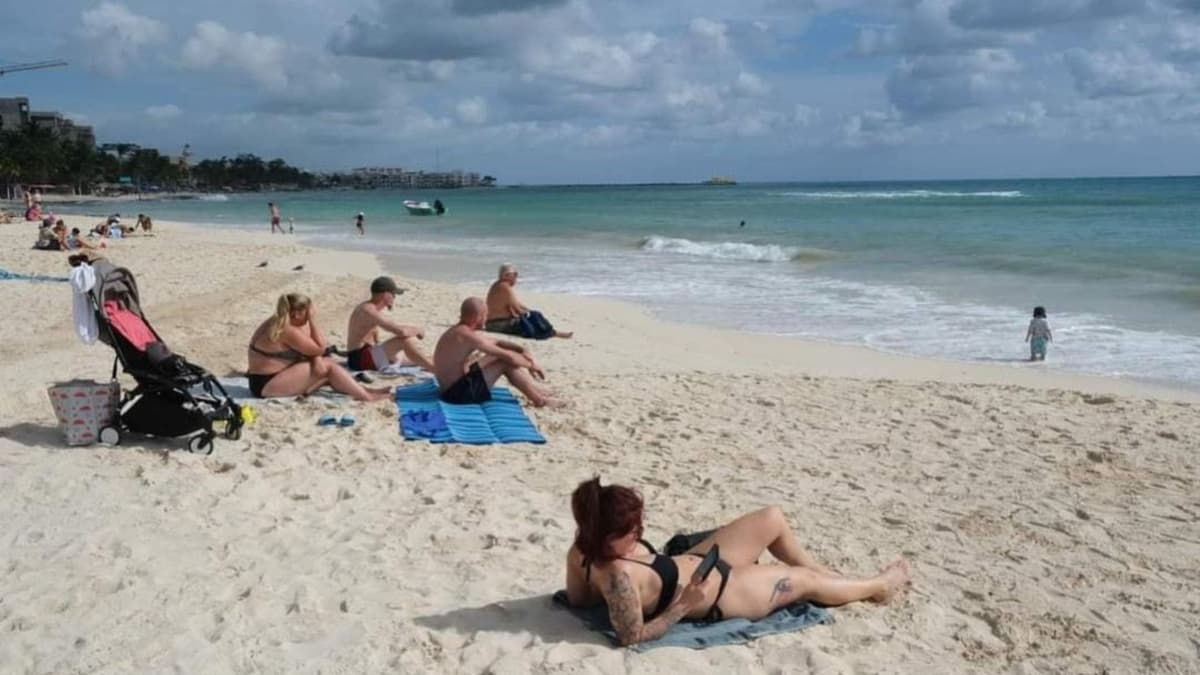 Playa del Carmen luce costas impecables y sin sargazo; la gente disfruta de playas limpias