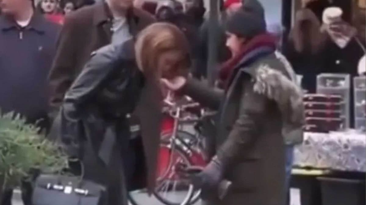 Critican a Jennifer López por escupirle un chicle en la mano a su asistente