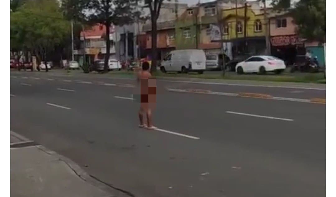 VIDEO: Captan a hombre desnudo frente a Metrobús de CDMX y lo apodan el 'Terminator de Tasqueña'