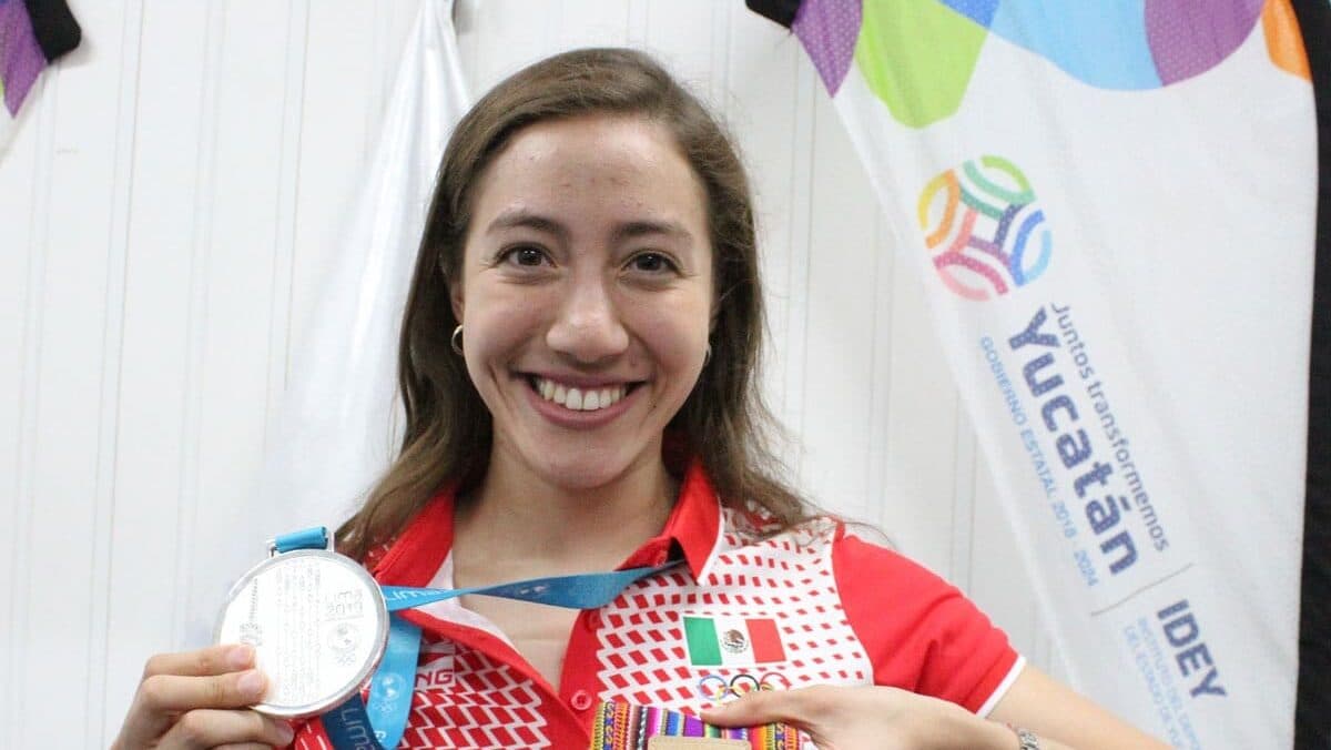 Tunden a la nadadora mexicana Regina Alférez por vender su celular de París 2024