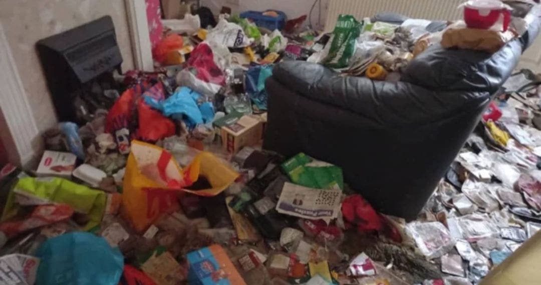 Descubren a niños que habitaban casa llena de basura y que no iban a la escuela en Chalco, Edomex