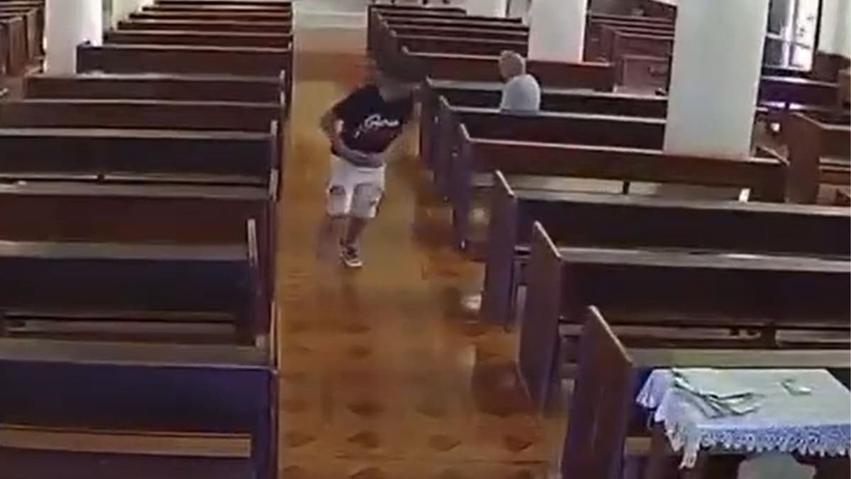 Video: Adulto mayor se queda dormido en la iglesia y le roban su celular en Monterrey, Nuevo León