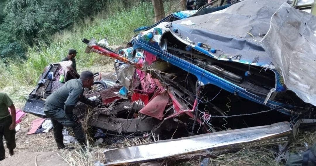 Fallecen 15 personas tras caída de un autobús a un barranco en Sri Lanka