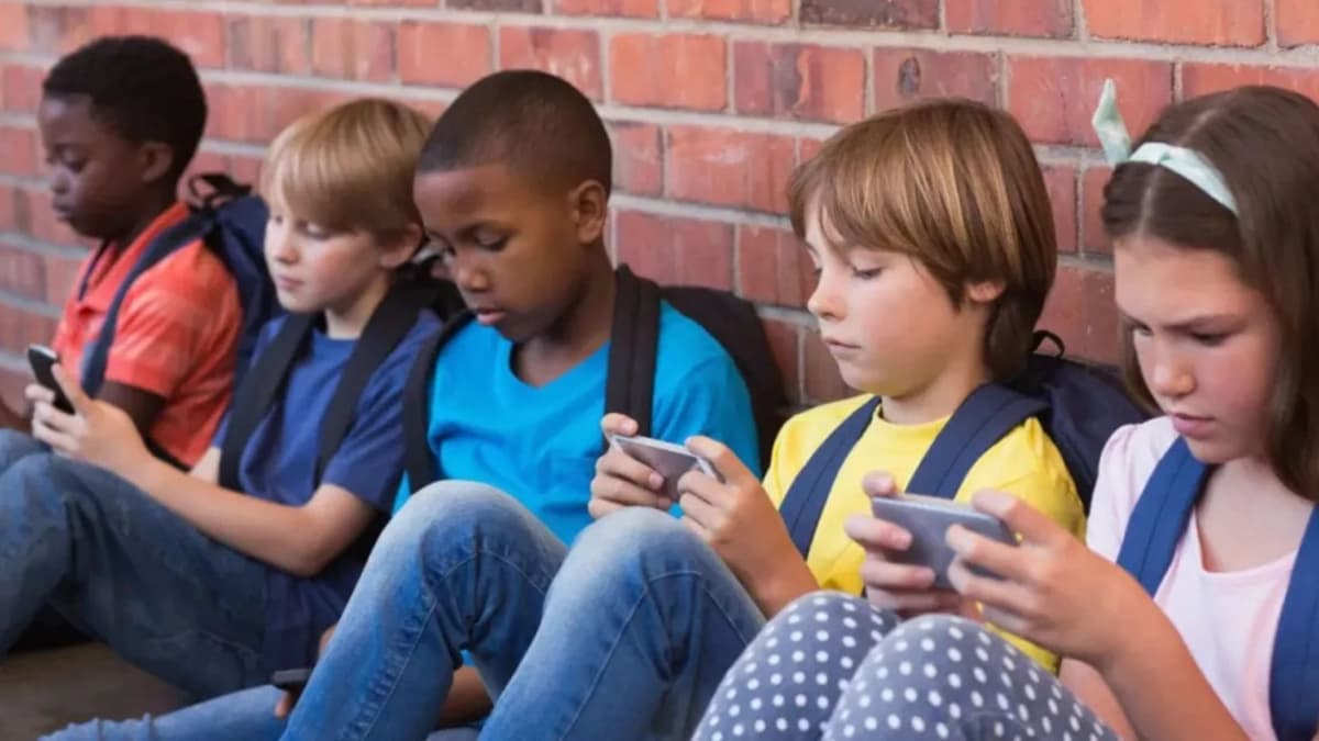 Suecia prohibirá el uso del teléfono celular en las escuelas para fomentar la convivencia entre estudiantes