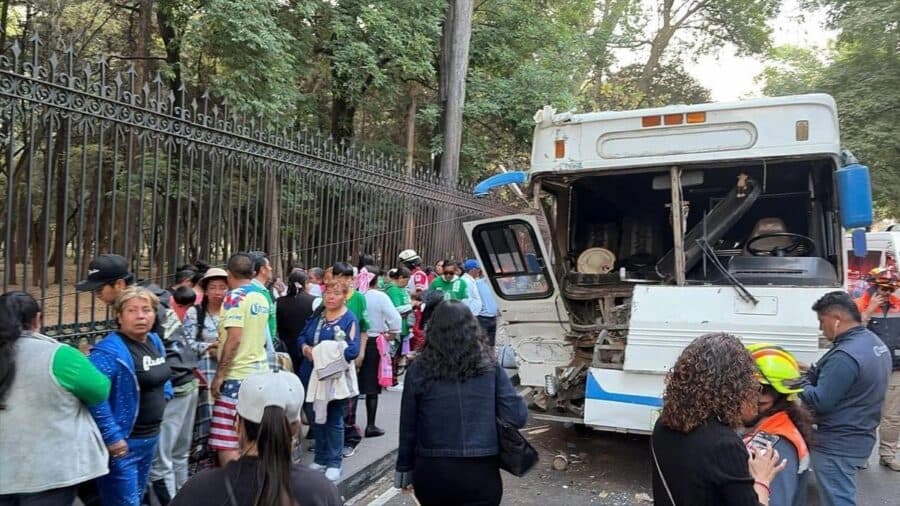 Deja 15 heridos choque de autobús de peregrinos en avenida Constituyentes de CDMX