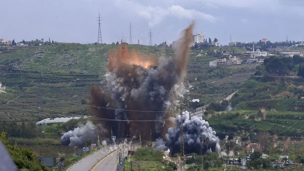 Video: Israel bombardea puente usado para contrabando de armas en Líbano