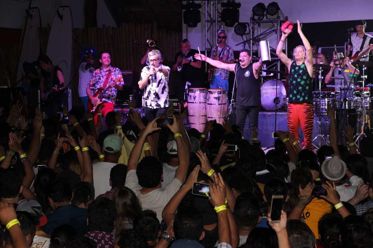 Los Auténticos Decadentes tocan himno nacional y encienden Playa del Carmen