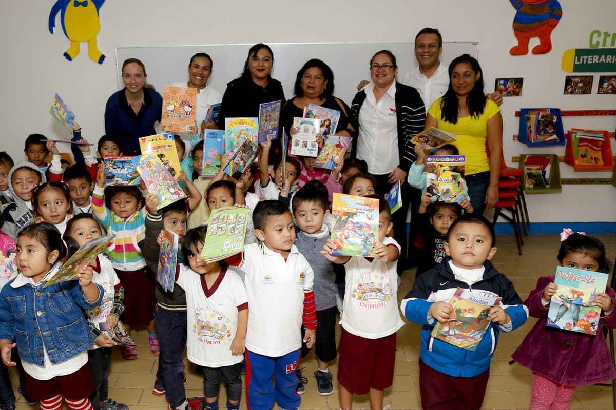 Realizan colecta y donación de libros para “El Jardín de niños Chemuyil “
