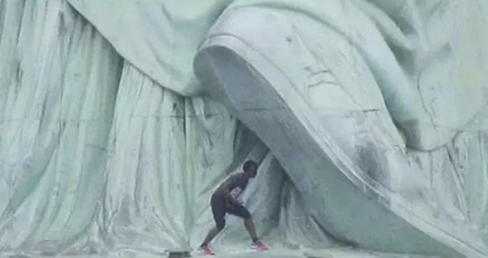 Mujer que protestó arriba de la Estatua de la Libertad tomó literalmente las palabras de Michelle Obama