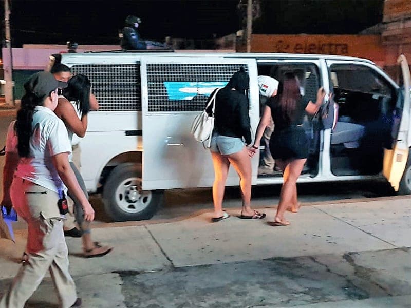 Intentan hacer pasar a 50 bailarinas exóticas detenidas en Cancún por turistas