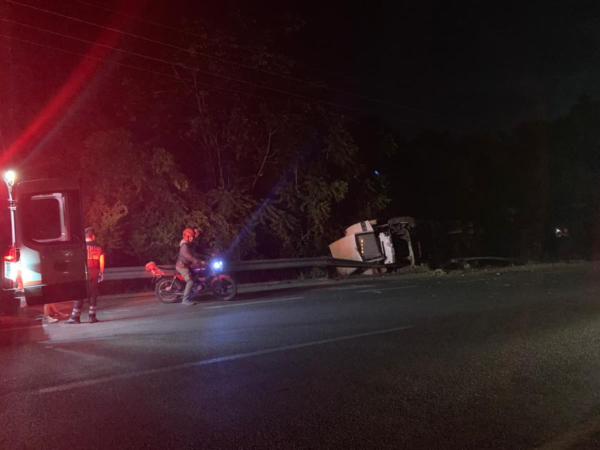Vuelca trailero su unidad por quedarse dormido