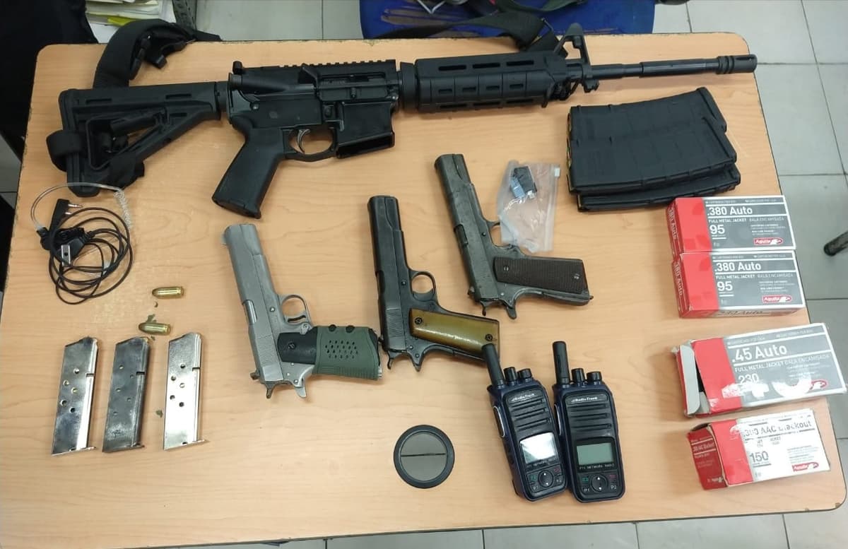 Liberan a grupo "apañado" con equipo táctico; resultaron ser tenientes aéreos ¡pero retirados!