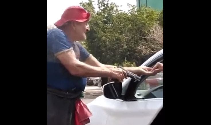¡VIDEO! Hombre pide limosna en las calles amenazando con una pistola