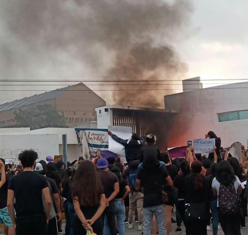 Video: ¡Incendian fachada de la FGE! Activistas de Cancún exigen cese a feminicidios